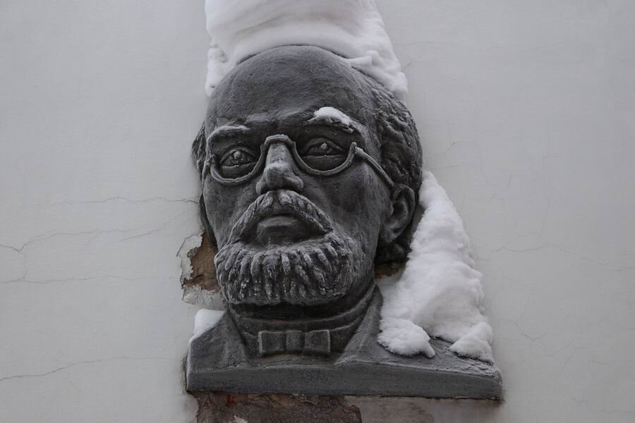 Барельеф изобретателя электросварки  Н.Г. Славянова у входа в его дом-музей