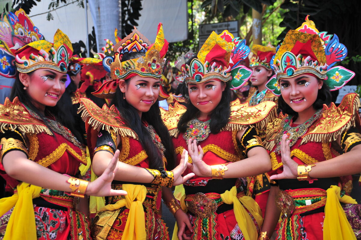 Источник: https://www.ok-magazine.ru/files/media_wysiwyg/festival_barong_nusantara_-_willy_priatmanto_31.jpg