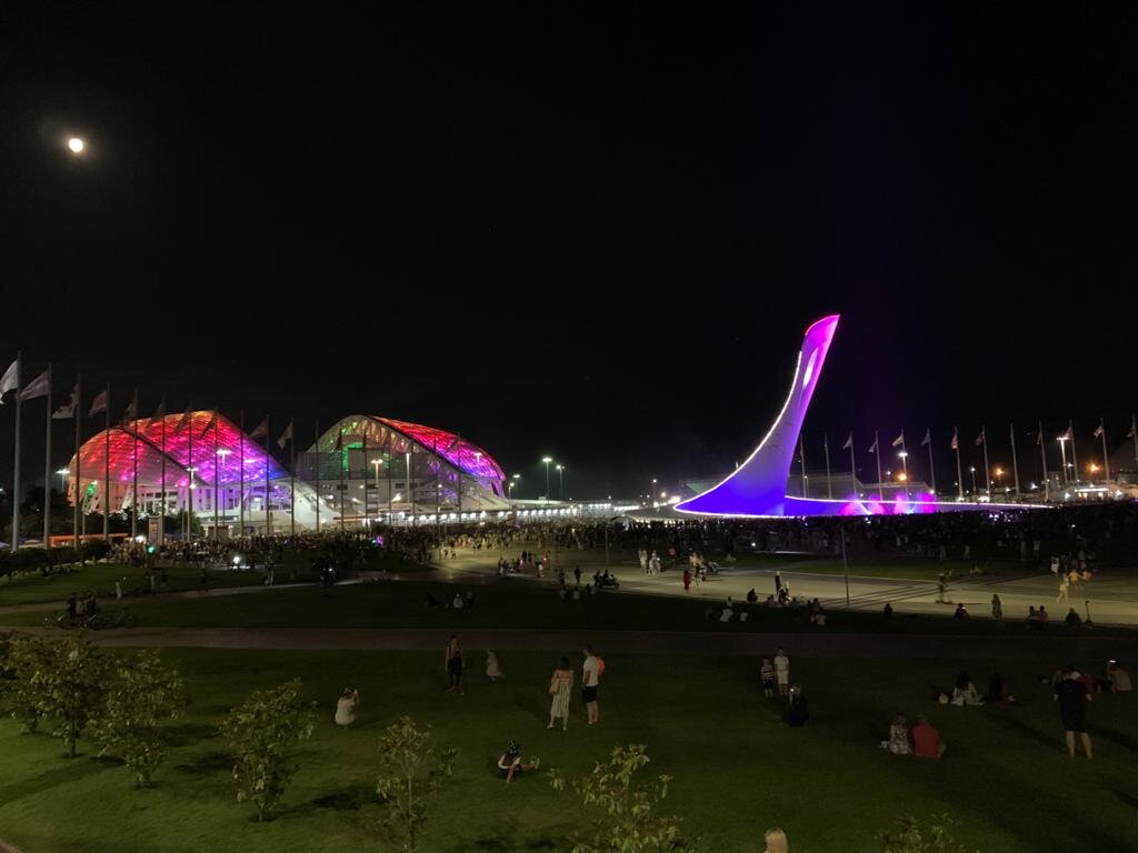 Олимпийский парк 2023. Ооемпийский Паркс Сочи вечер. Поющие фонтаны Сочи Олимпийский парк. Олимпийский парк Сочи вечером. Фонтан в Сочи в Олимпийском парке.