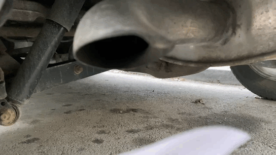 Бумажкой проверяем в какую сторону выдувает выхлоп 