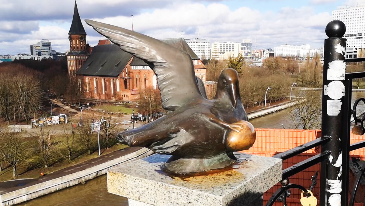 "Птица счастья" на фоне Кафедрального собора