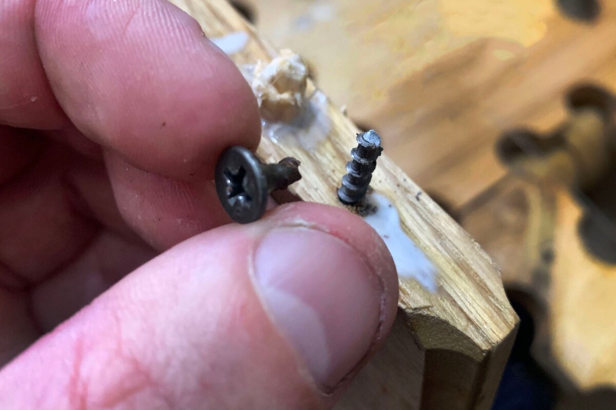 Шляпку обломало при попытке притянуть полку.