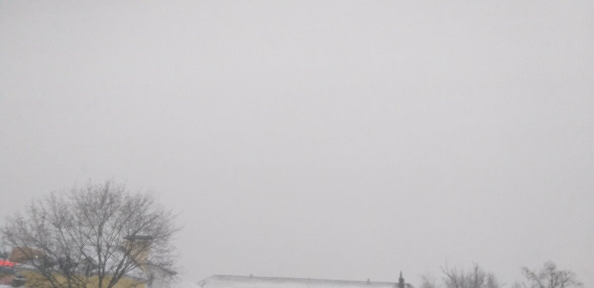Зимнее, серое небо.