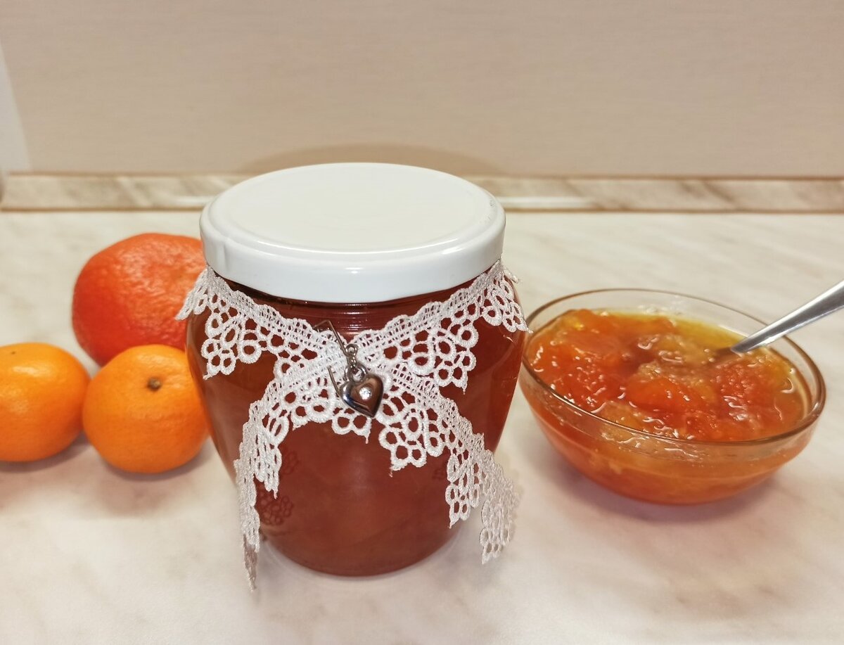    Кто сказал ,что варенье можно варить только летом? У меня к вам зимний рецепт заготовки варенья! Предлагаю Вам рецепт очень вкусного и необычного варенья из цитрусовых. Сладости могут быть не только вкусными, но и полезными. Порадуйте себя и близких ароматным мандариново-апельсиновым вареньем с легкими нотками имбиря и ванили.