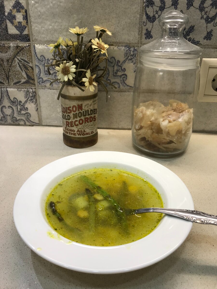 Этот суп очень вкусный, полезный и не калорийный.
Нам понадобится:
куриный бульон 2л
картофель среднего размера
маленькая луковица
маленькая морковка
0,5 банки консервированной кукурузы
100гр спаржи(можно мороженной)
приправа и зелень по вкусу
растительное масло для пассировки