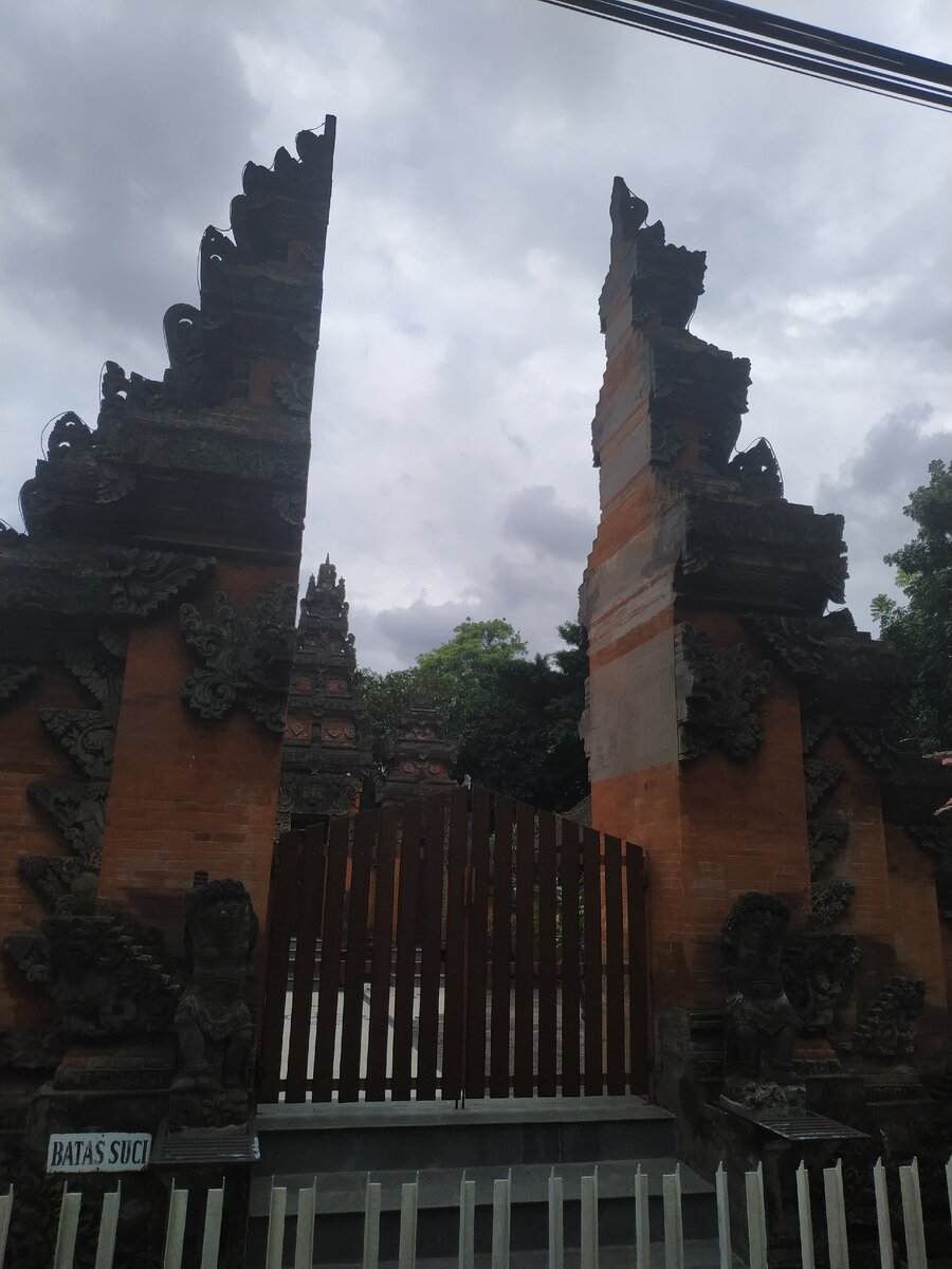 Главный вход на территорию пуры, открывается, видимо, только по праздникам.