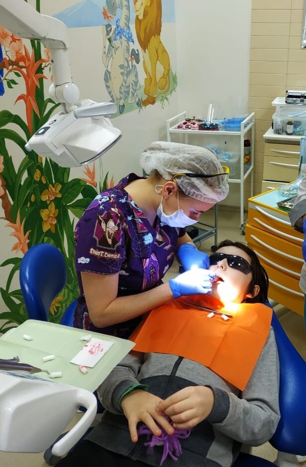 Вытаскиваем качающийся молочный зуб...