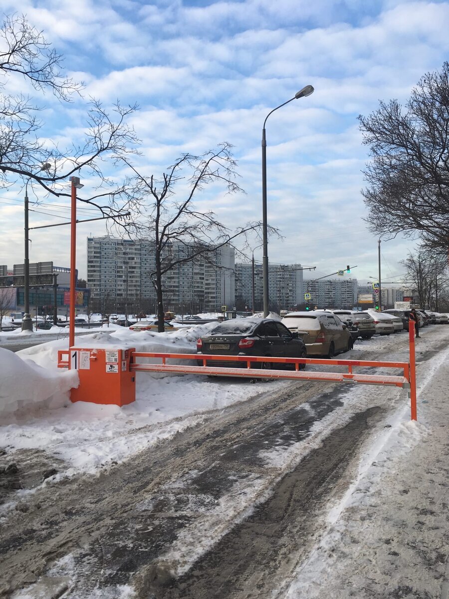 шлагбаум во дворе. табличка на шлагбаум. дворовые шлагбаумы. установка шлагбаума во дворе жилого дома. шлагбаум.
