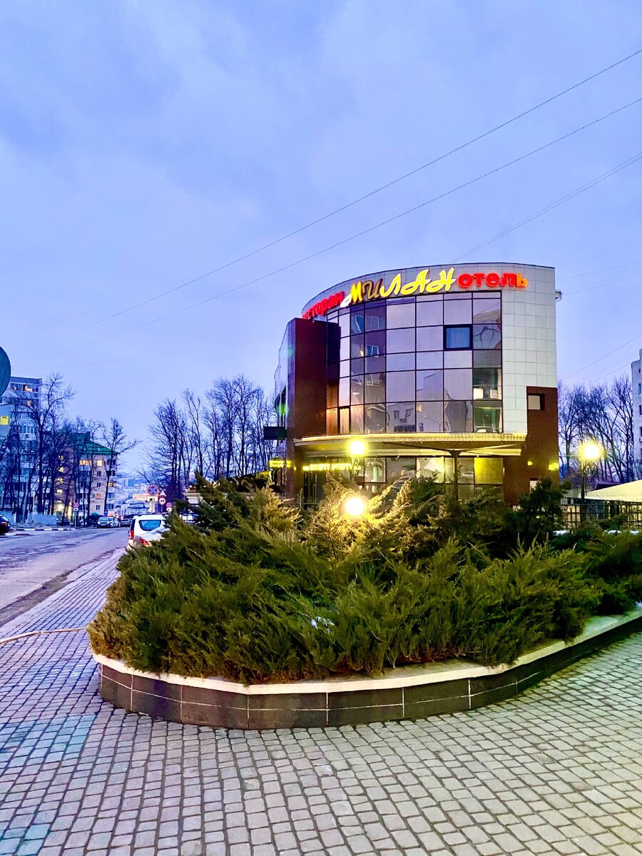 Вид на отель. Не горит только буква «И», а так норм.