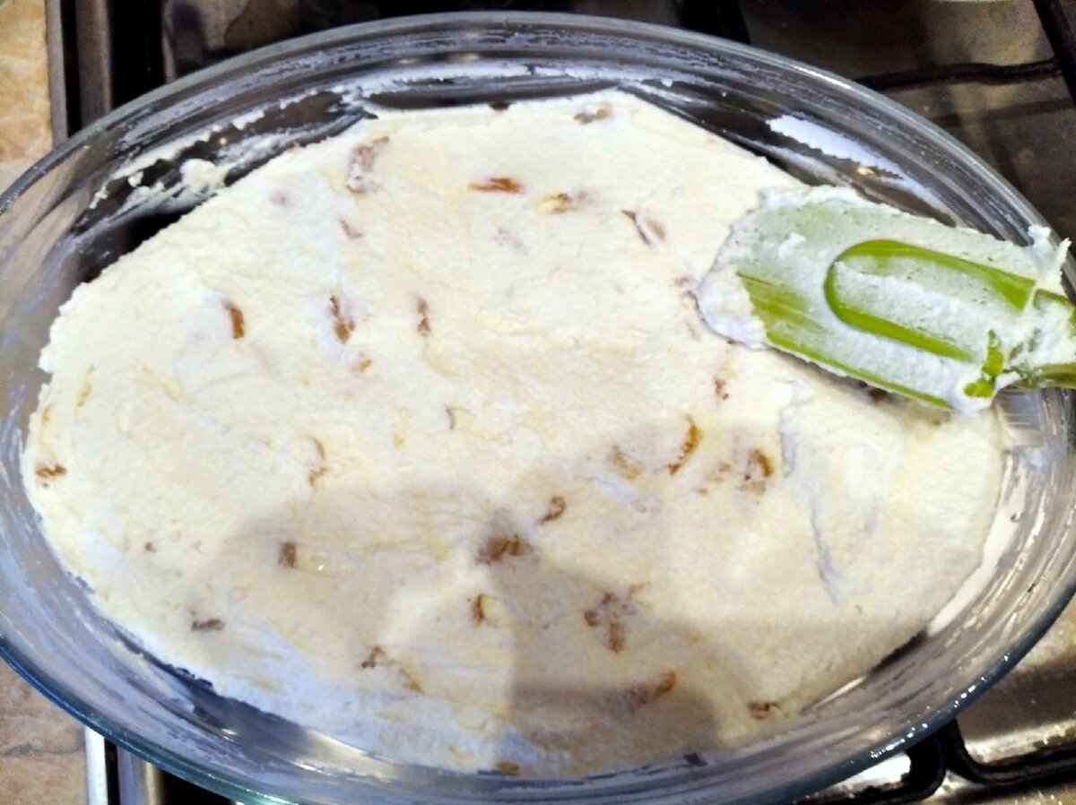 В подготовленную форму выкладываем творожную массу