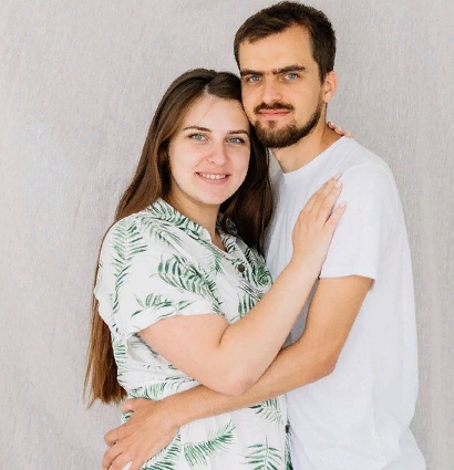 С любимым мужем. 