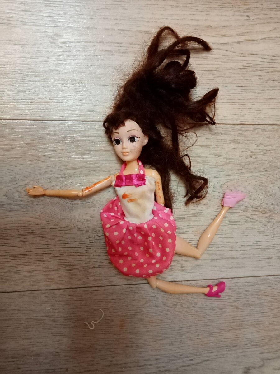 Одинокая кукла на полу!) 