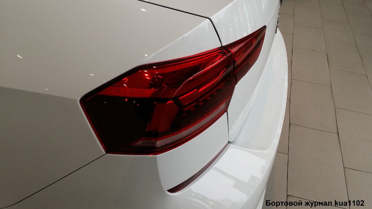 В 2020 году на рынок вышел Volkswagen Polo в кузове лифтбек, в это же году цены на новые автомобили подскочили на неведомые ранее горизонты, поэтому еще более актуальным стал вопрос - имеет ли смысл "повышать комплектацию" внутри класса или перескакивать в следующий. Автор фотографии kua1102