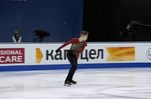 Евгений Семененко выполняет 4С в ПП на ЧМ-2021 (источник - 1tv.ru/sport)