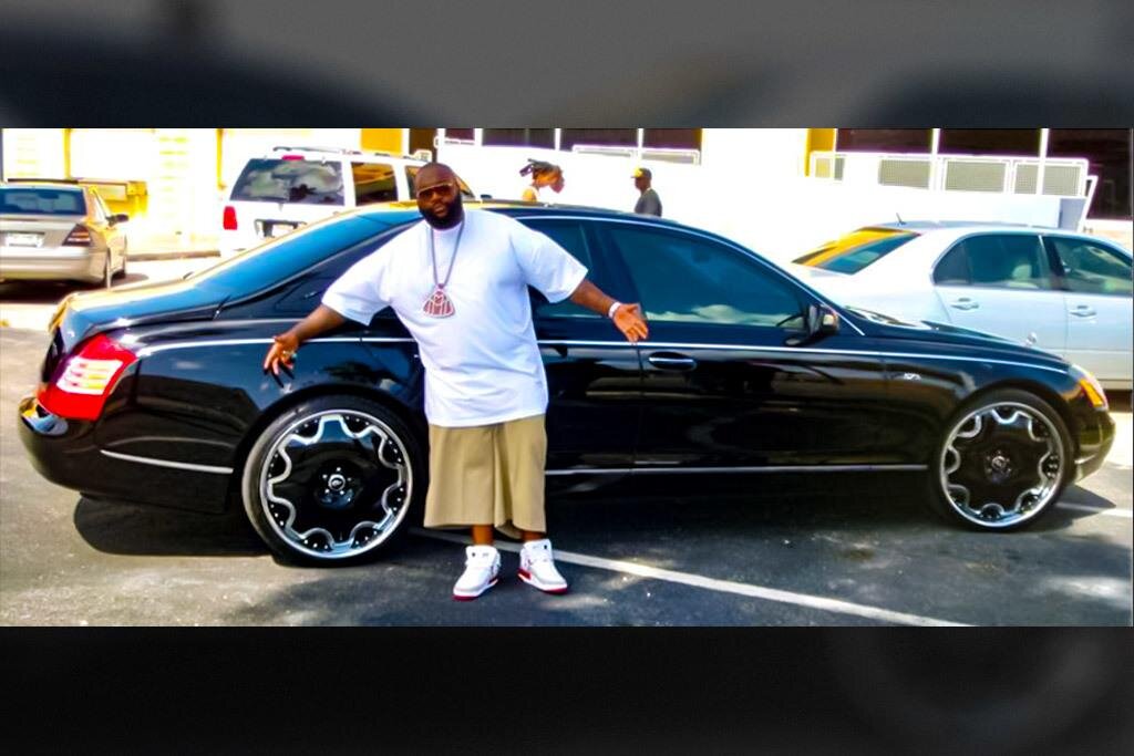 Негр в машине. Рик Росс на майбахе. Rick Ross машины. Rick Ross BMW. Эскалейд 50 сент.