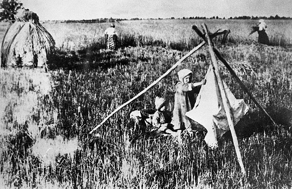 Для сегодняшней фотоподборки я выбрал весьма сложную тему. Дополнительно и к без того говорящим снимкам кое-где буду цитировать книгу "Жизнь «Ивана».-13