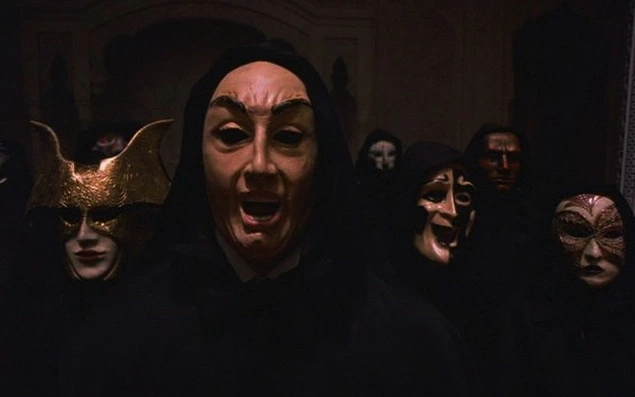 Кадр из фильма Eyes Wide Shut. Режиссер: Стэнли Кубрик. Оператор: Ларри Смит. Производство: Hobby Films, Pole Star, Stanley Kubrick Productions, Warner Bros. Показ в России: Иноекино