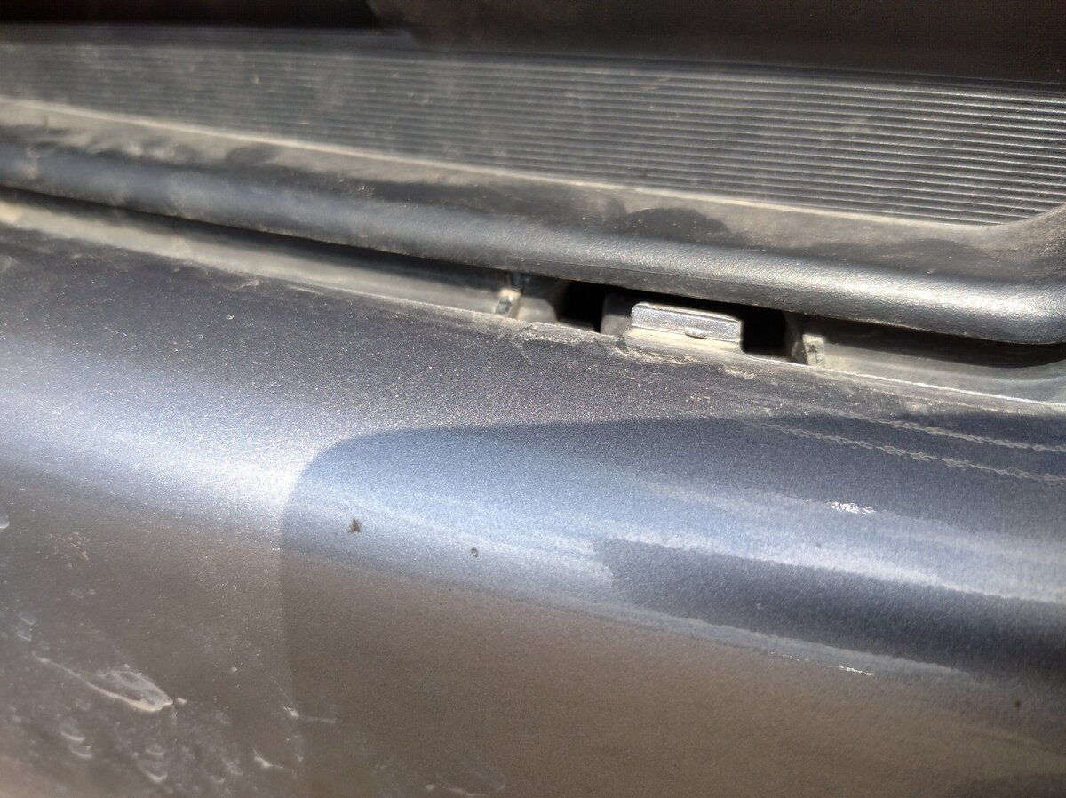 Защёлка на бампере вставляется в паз в решётке