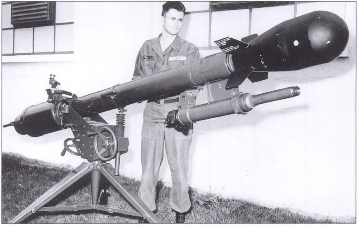 Дэви Крокетт, ядерный боеприпас, доставляемый к цели с помощью безоткатного орудия. 
