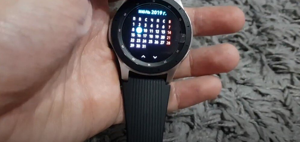 Отличная работа с безелем.  Длительное время автономной работы. Успешные фитнес-функции.