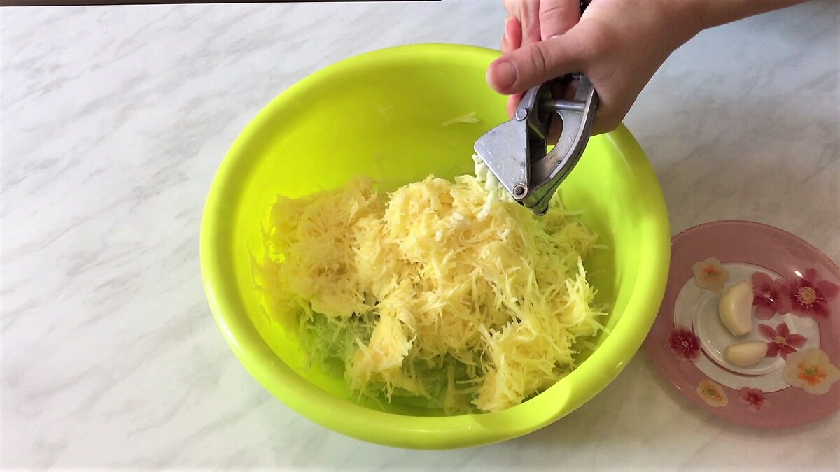 Драники станут еще вкуснее, если добавить в них кабачок!