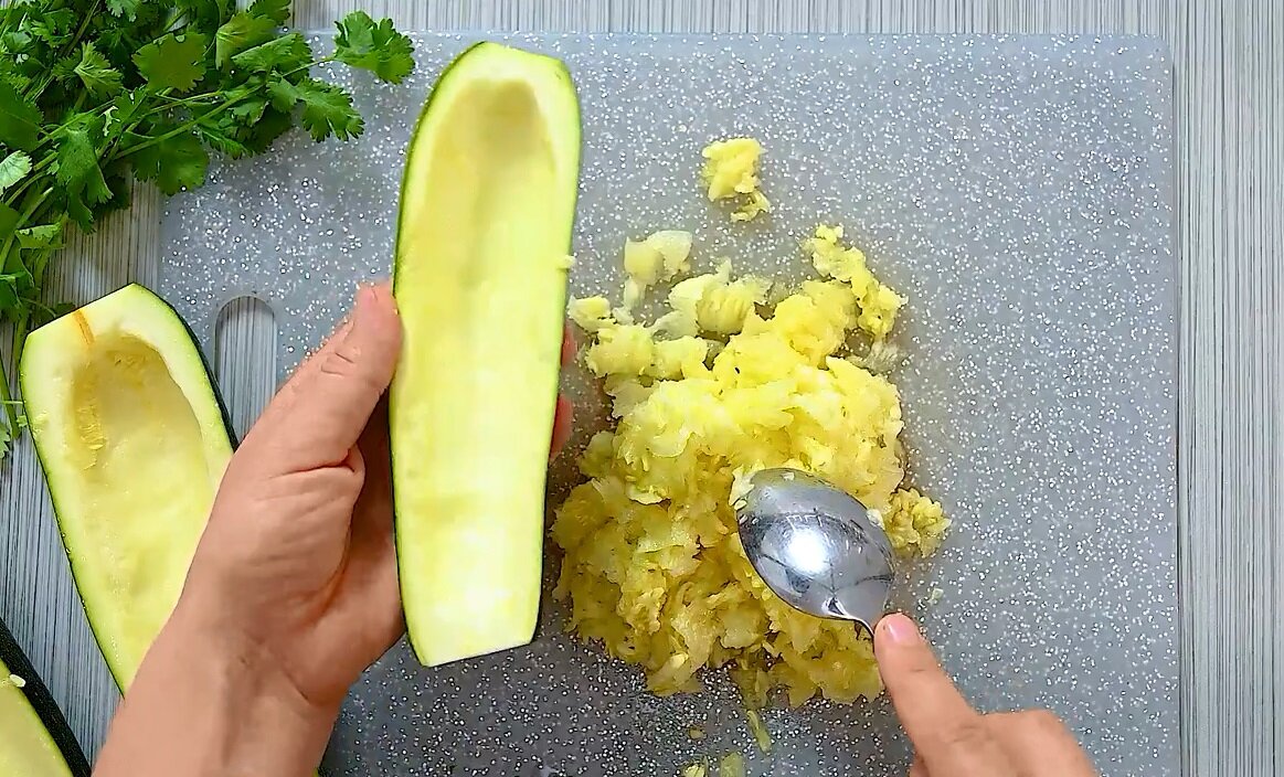 Подготовка лодочек из кабачков к заполнению начинкой  Фото: cooktoria.com