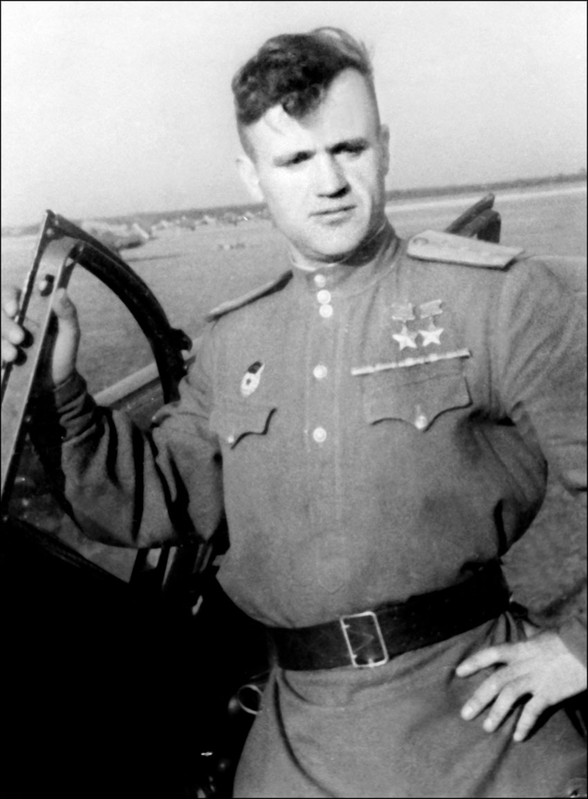 Летчик бомбардировщик дважды герой советского. Гулаев летчик дважды герой советского Союза.