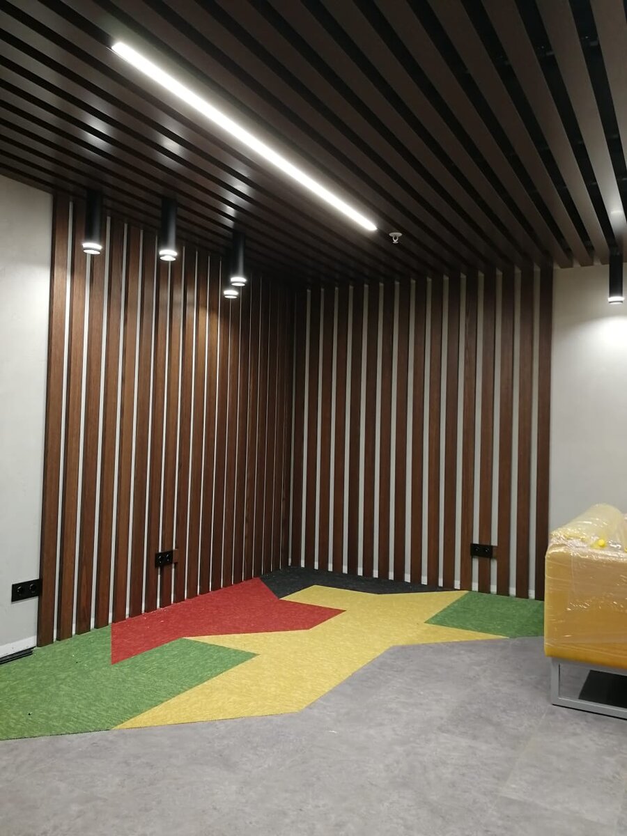 Декор стены рейками. Работа из портфолио ООО "Линии дерева". При использовании материала обязательна ссылка на сайт https://lineswood.ru