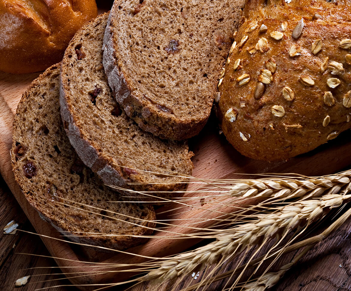 Полезнее ржаной или пшеничный. Хлеб. Аппетитный хлеб. Красивый хлеб. Хлеб из цельнозерновых злаков.