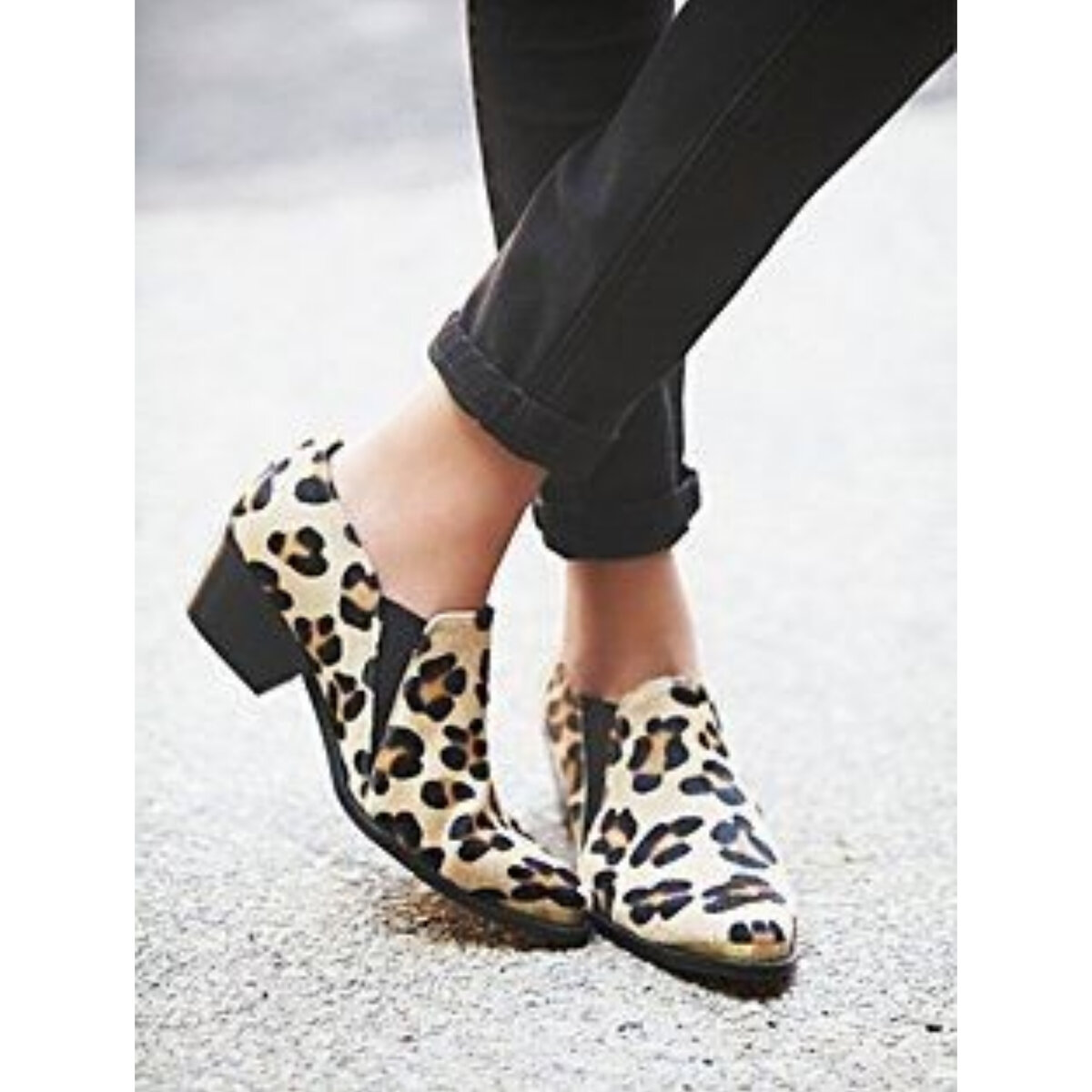 Леопардовые ботинки. Леопардовые ботинки uterque. Леопардовая женская обувь. Леопардовые балетки эконика. Леопардовые босоножки на танкетке.