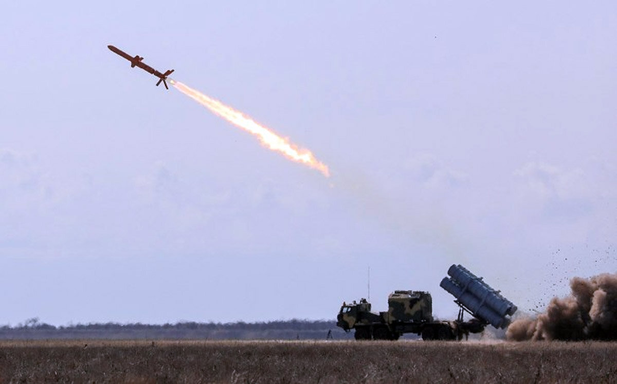 Первый комплекс береговой защиты РК-360МС с ракетой «Нептун» был доставлен ВМС Украины.