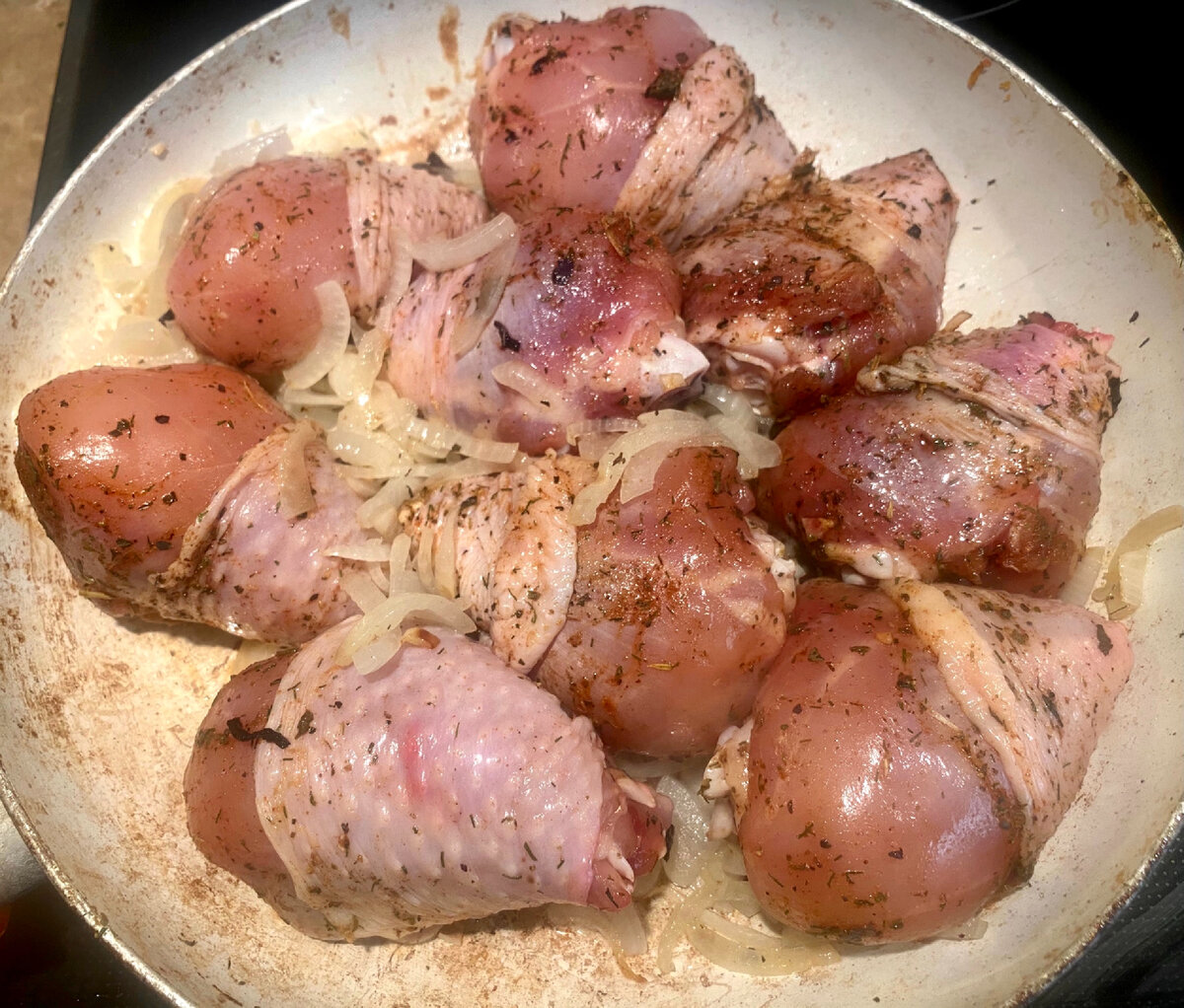 Отправляем вместе с луком жарится до образования золотистой корочки.