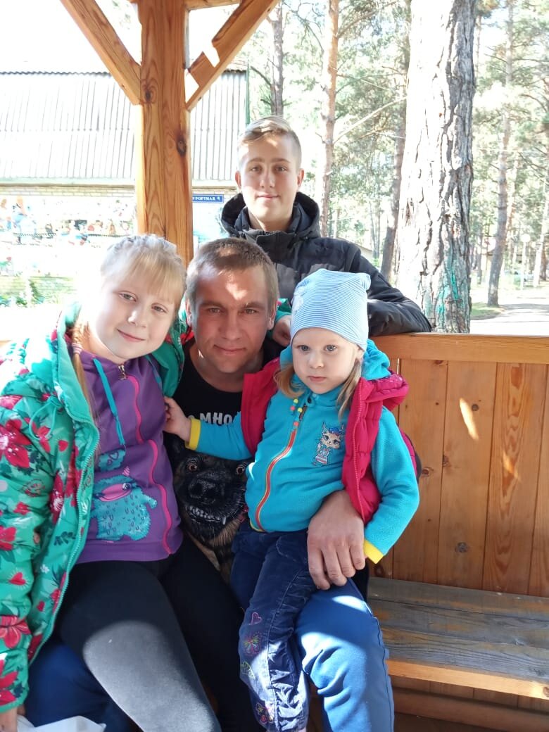 Денис с детьми за городом