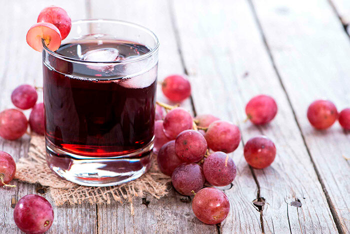 Собрали завидный урожай винограда? Отличный вариант сохранения сладости и пользы этой ягоды  - виноградный сок. Воспользуйтесь одним из простых рецептов и приготовьте напиток в домашних условиях.-2