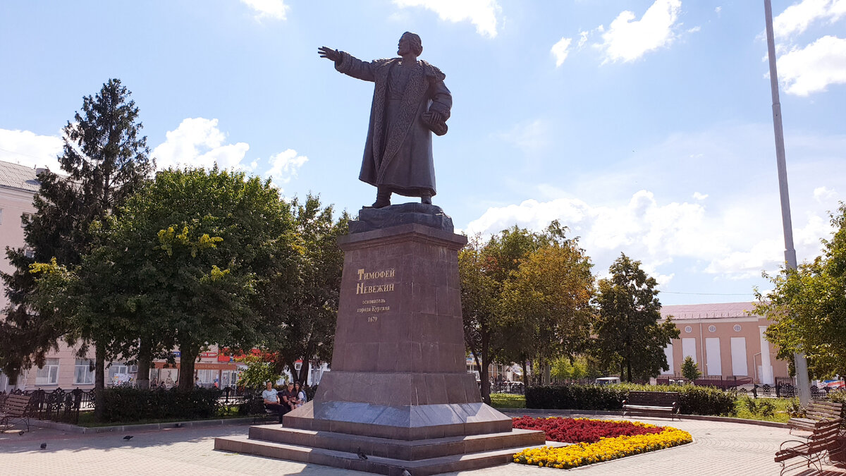 Памятник на привокзальной площади в Кургане 