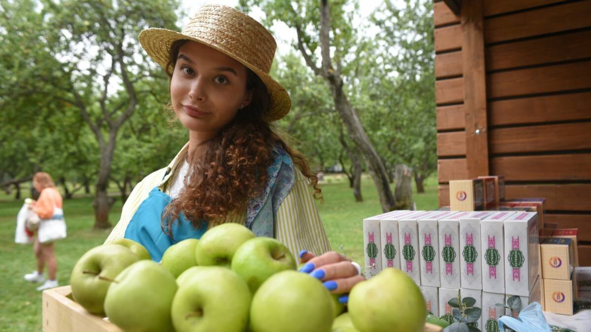    Участница праздника «Яблочный Спас», который прошел в Коломенском, Вера Астахова / Фото: Пелагия Замятина / Вечерняя Москва