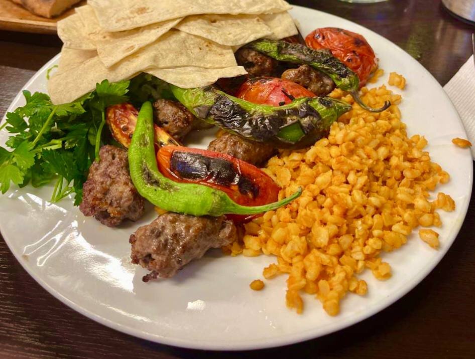 Кебаб с булгуром, овощами и лавашом