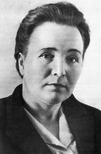 Антонина Дмитриевна Коптяева (1909–1991). Отец был арендатором маленького прииска Южный (ныне Зейский район Амурской области). С 1926 г. работала конторской служащей на приисках Алдана. Первый муж, К.Я. Зейтэ, был репрессирован и расстрелян. Вторым мужем стал писатель Ф. И. Панфёров. Первый рассказ Коптяевой опубликован в 1935 г., с 1939 г. она училась в Литинституте. Во время войны работала в госпитале. В 1958–1990 гг. была членом правления Союза писателей РСФСР, с 1971 г. — СП СССР.