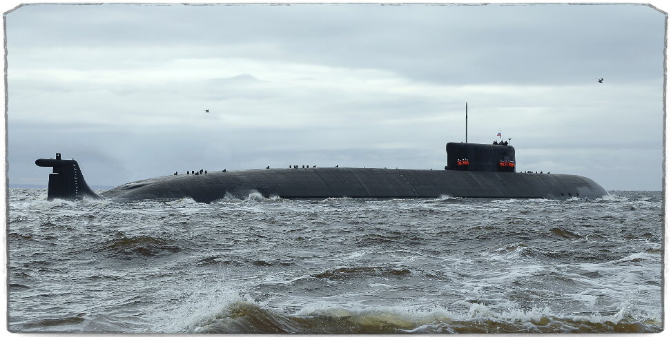Источник: Андрей Шувалов. А это непосредственно сам "Белгород" - самая длинная подводная лодка Флота. Обводы у неё заметно более "обтекаемые" и на первый взгляд больше походят на проект 955А, хотя он и на треть меньше.