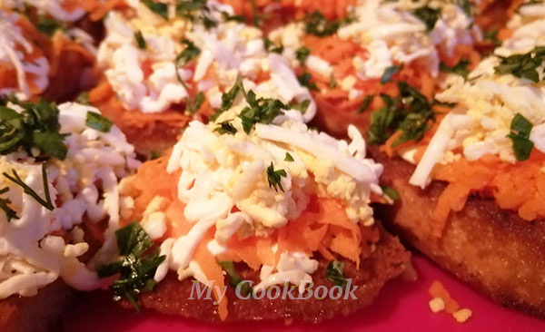 Чесночные гренки с сыром, яйцом и морковью