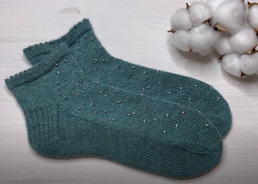    Вязание с бисером: носочки спицамиИсточник: Кадр из видео