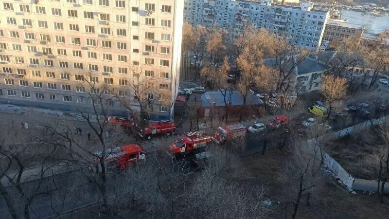    По словам очевидцев, одна из квартир жилого дома во Владивостоке сгорела целиком. На место происшествия приехали 7 пожарных машин.