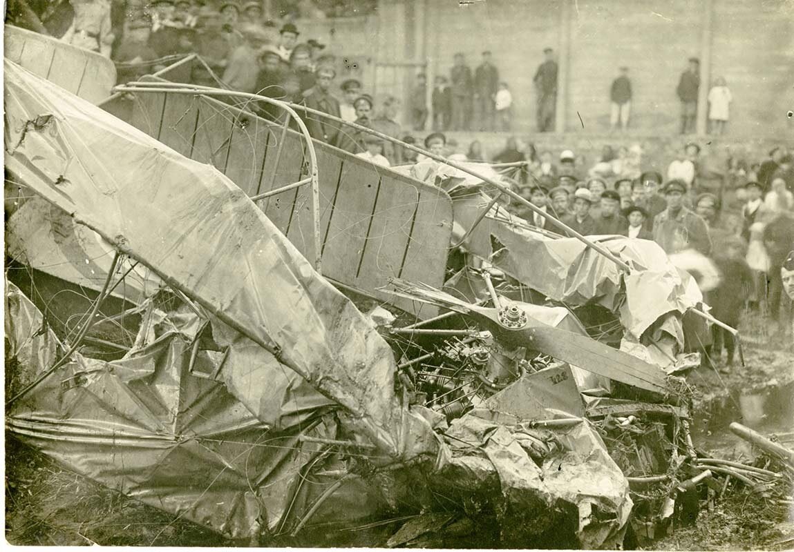 "Обломки самолета после падения. Около 1917 г" из фондов ГМЗ «Царское Село