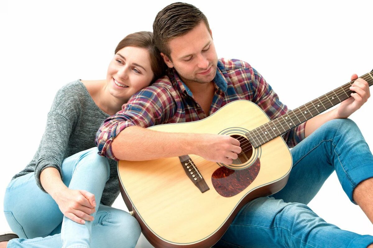 Мужчина и женщина поют. Парень поет. Мужик поет под гитару. Парень поет. Гитара поет девушка с парнем.