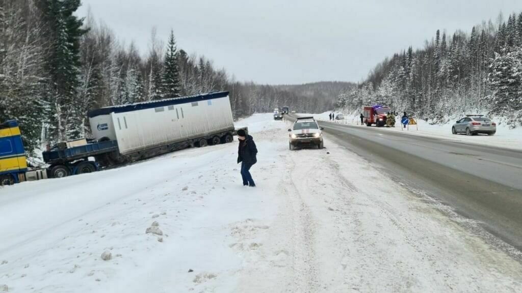     В Тюменской области на этой неделе с 21 по 23 декабря произошло сразу 4 массовые аварии. Несколько человек скончались, ущерб от ДТП значительный. Только в Тюмени за последние сутки в 2 авариях столкнулись 9 автомобилей, пострадали 4 человека.
