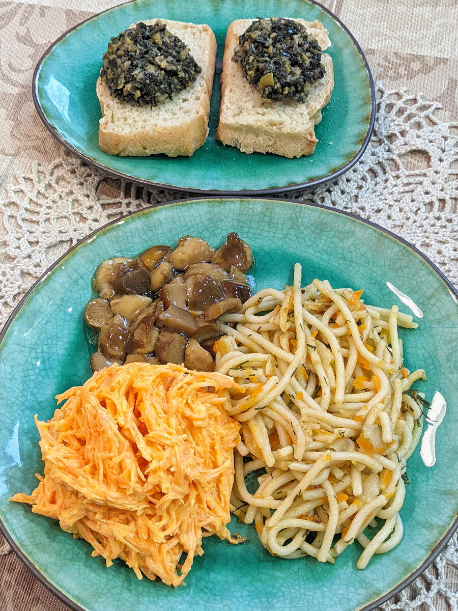 Домашний хлеб с оливковой закуской, макароны "По-новому", грибочки, морковно-чесночный салатик 