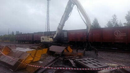     Страшная трагедия едва не произошла на территории горнодобывающего предприятия. По данному факту возбуждено уголовное дело, сообщили в СК.