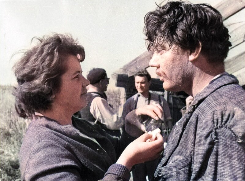 Актера Леонида Пархоменко гримируют на съемках фильма "Хождение по мукам" (1957-1959 гг.)