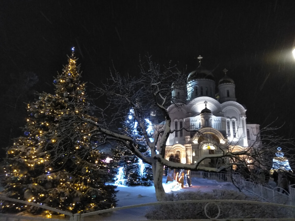 ёлочка перед храмом, Дивеево. фото автора.