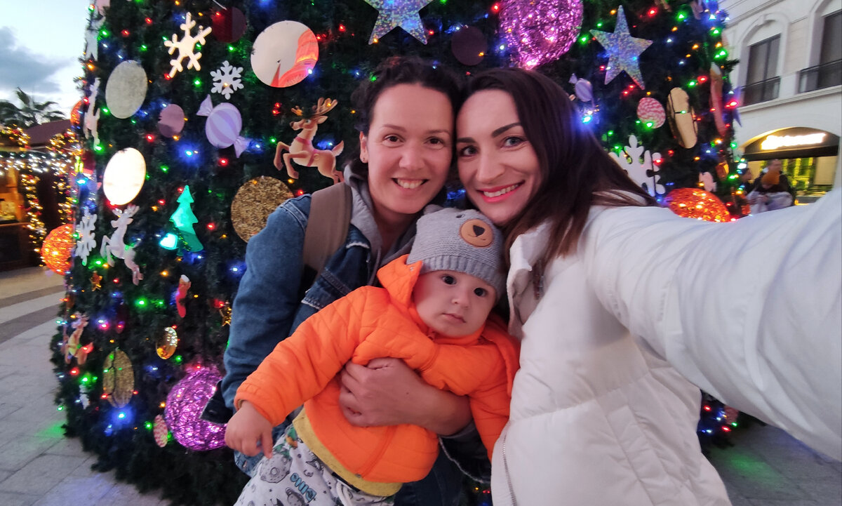 Очень красивая елка стоит на Shopping Avenue в The Land Of Legends, скоро выйдет видео с деталями и расписанием. Не пропустите ;)